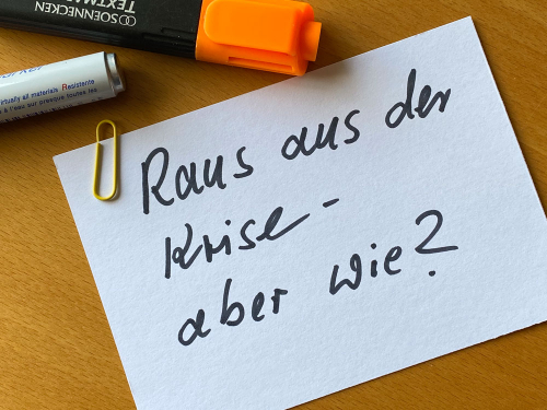 Karte mit Text "Raus aus der Krise"